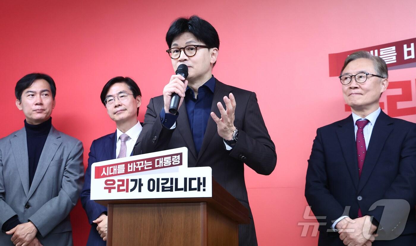 본문 이미지 - 한동훈 국민의힘 대선 경선 후보가 18일 서울 여의도에 마련된 국민먼저캠프 사무실에서 캠프 인사 발표 기자회견을 하고 있다. 오른쪽부터 최재형 공동선대위원장, 한 후보, 조경태 공동선대위원장. 2025.4.18/뉴스1 ⓒ News1 김민지 기자