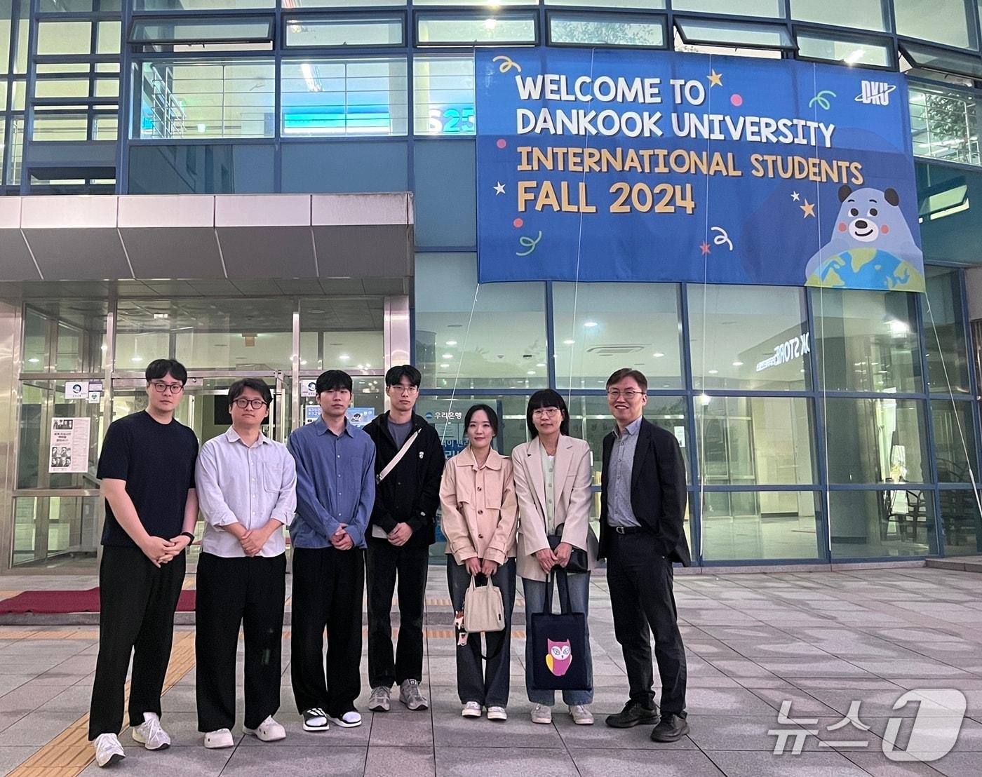 본문 이미지 - 이상헌교수(맨 오른쪽)와 연구원들.(단국대 제공)