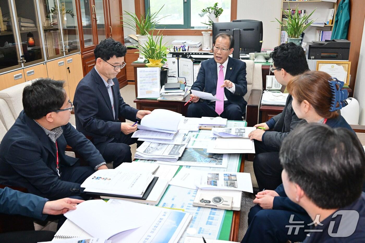 울산시의회 강대길 의원은 18일 오후, 의회 2층 의원연구실에서 시 관계 부서와 함께 ‘울산 지역 유기동물 관리 방안’을 모색했다.(울산시의회 제공. 재판매 및 DB금지)/뉴스1