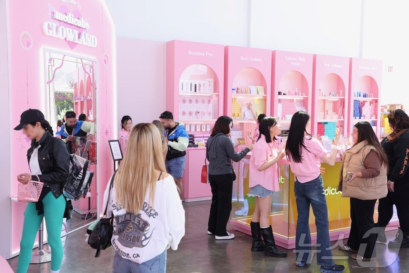 본문 이미지 - 에이피알 메디큐브 LA 글로우랜드 팝업 (에이피알 제공)