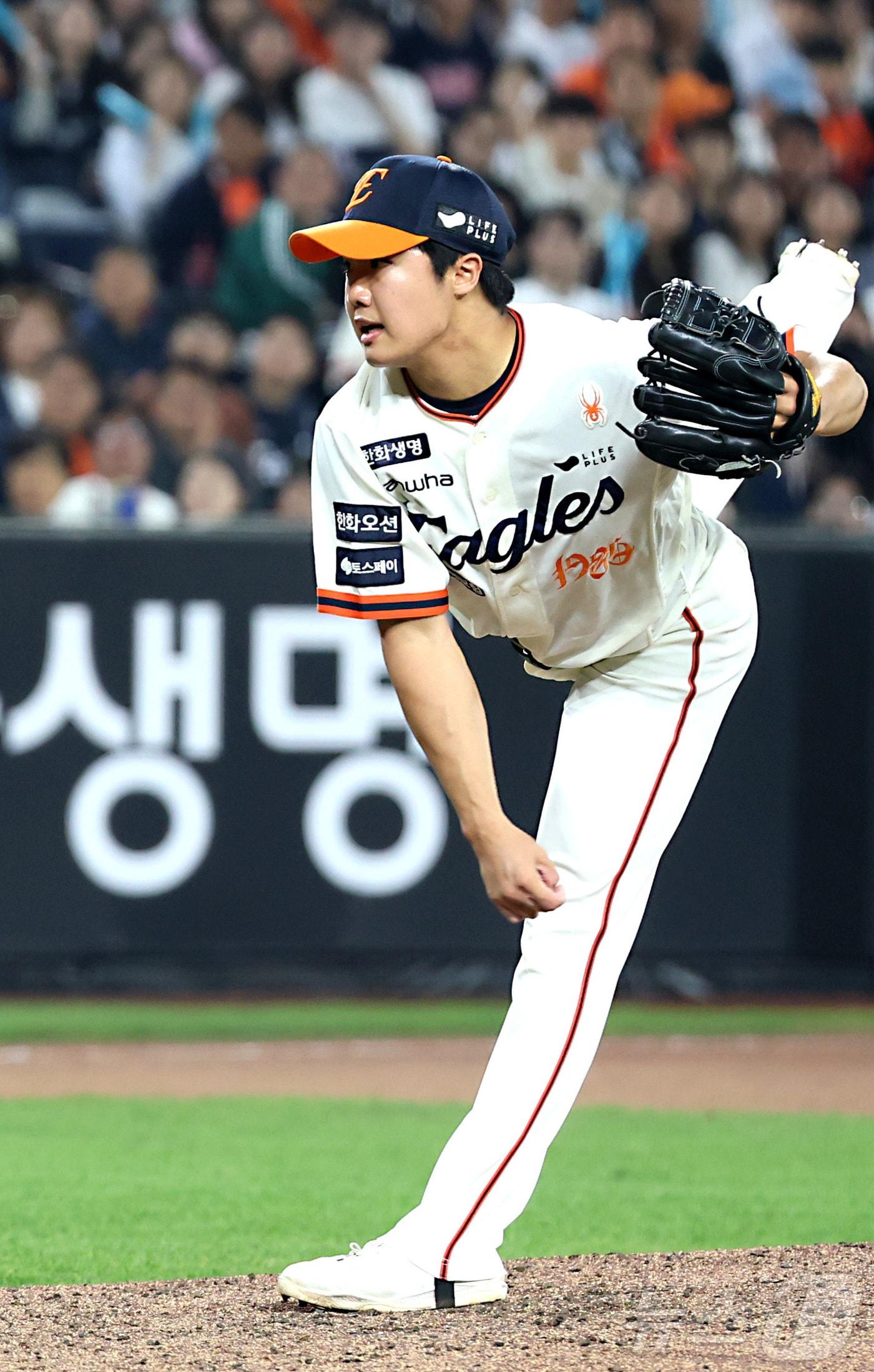 본문 이미지 - 18일 대전 한화생명볼파크에서 열린 프로야구 '2025 신한 SOL 뱅크 KBO리그' 한화 이글스와 NC 다이노스 경기에서 한화 정우주가 6회 호투하며 더그아웃으로 들어오고 있다. 2025.4.18/뉴스1 ⓒ News1 김기남 기자