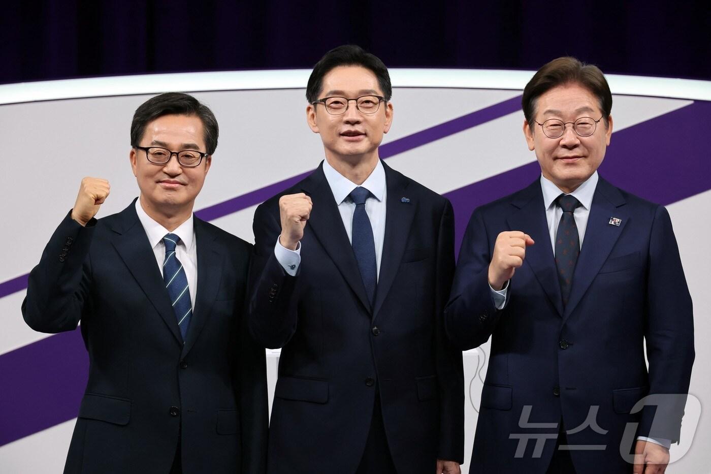 18일 저녁 상암MBC 스튜디오에서 열린 더불어민주당 대선 경선 후보자 첫 TV토론에 참석한 (오른쪽부터)이재명, 김경수, 김동연 후보자가 파이팅을 외치고 있다. 2025.4.18/뉴스1 ⓒ News1 국회사진취재단