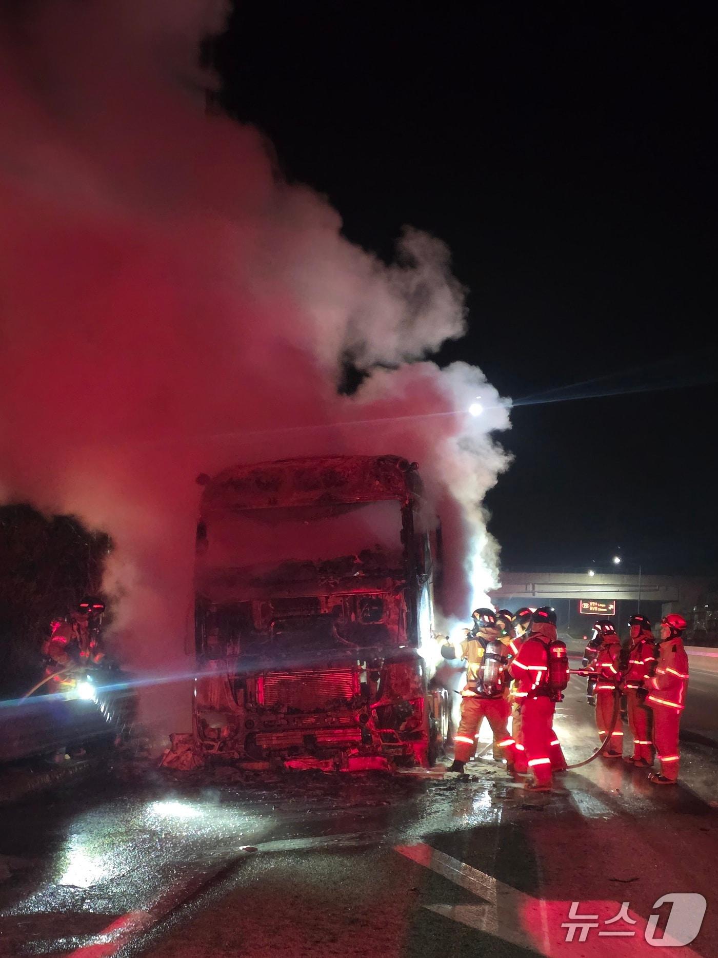 본문 이미지 - 18일 밤 전북 남원시 산동면 광주-대구 고속도로 하행선을 달리던 화물 트레일러에서 불이 난 모습.(전북소방 제공. 재판매 및 DB금지)