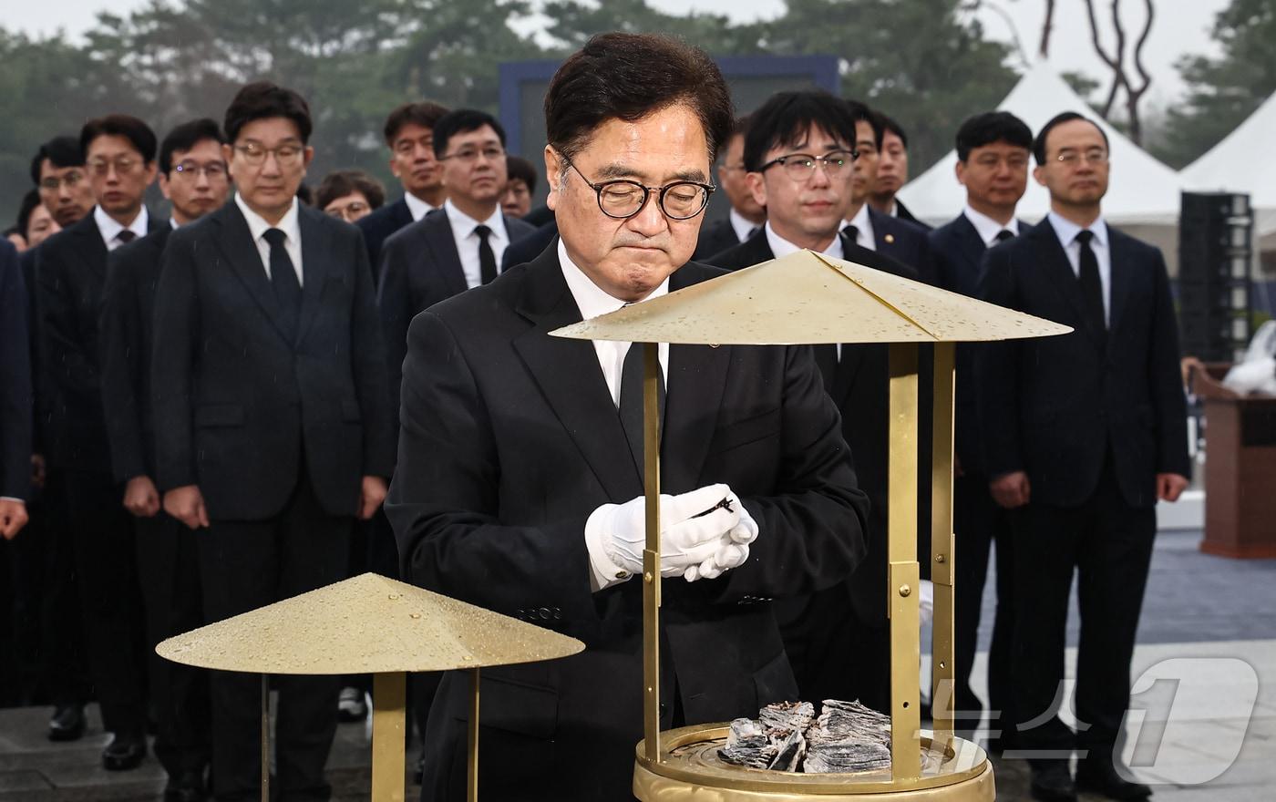 본문 이미지 - 우원식 국회의장이 지난해 4월 19일 오전 서울 강북구 국립 4·19민주묘지를 찾아 학생혁명 기념탑에서 분향하고 있다. 2025.4.19 ⓒ 뉴스1 김도우 기자