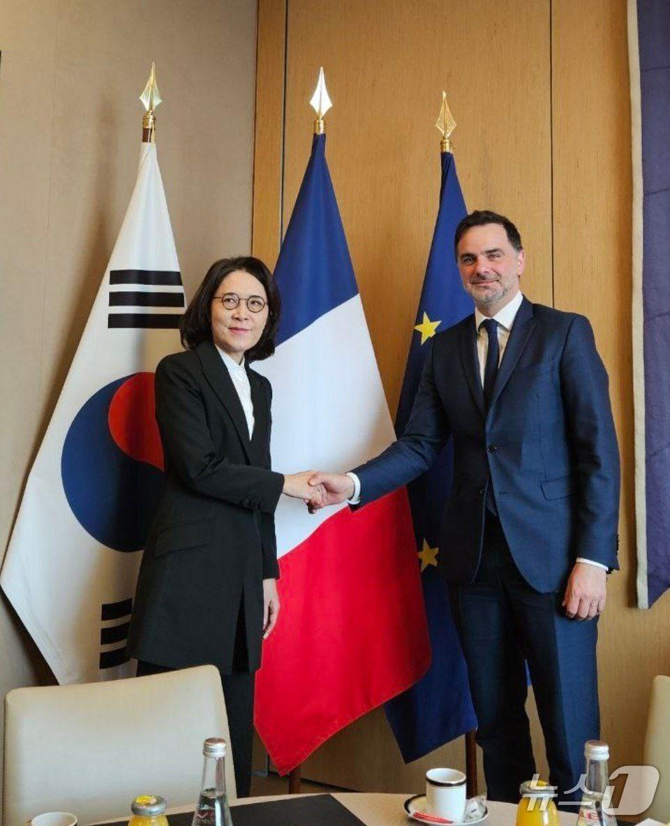 본문 이미지 - 강인선 외교부 제2차관은 18일&#40;현지시간&#41; 프랑스 파리에서 로랑 생-마르탕 프랑스 외교부 대외무역·재외국민 담당 특임 장관과 면담했다. 2025.04.19. &#40;외교부 제공&#41; 
