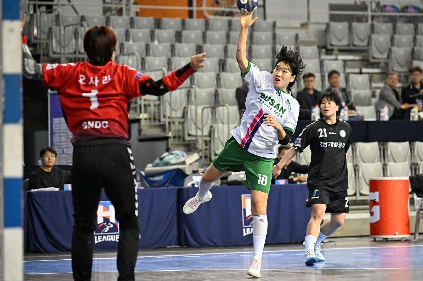  부산시설공단이 경남개발공사를 꺾고 PO에 진출했다.(H리그 제공)