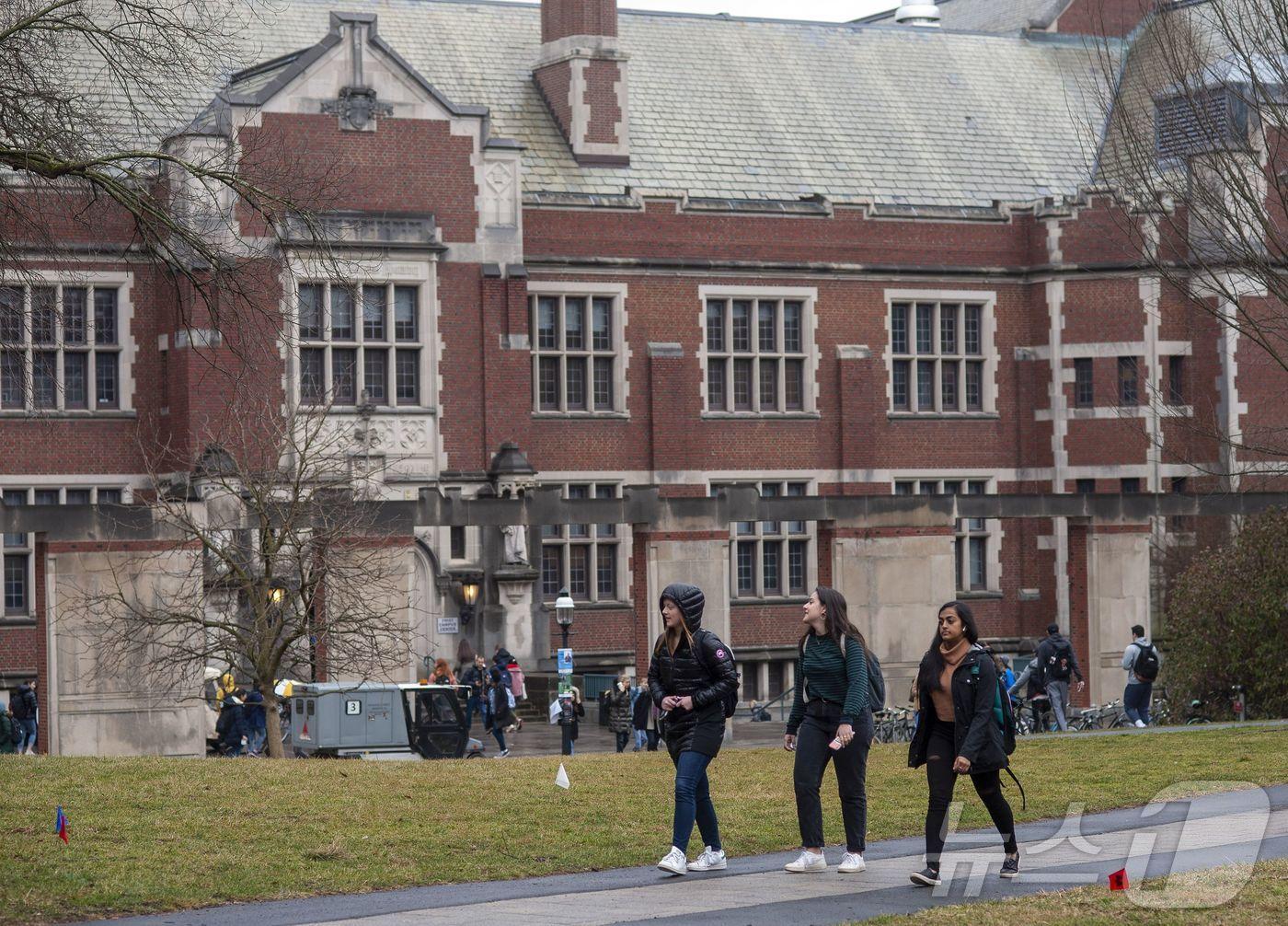 본문 이미지 - 미국 뉴저지주 프린스턴대에서 학생들이 교정을 걷고 있다. 2020.2.4 ⓒ AFP=뉴스1 ⓒ News1 강민경 기자