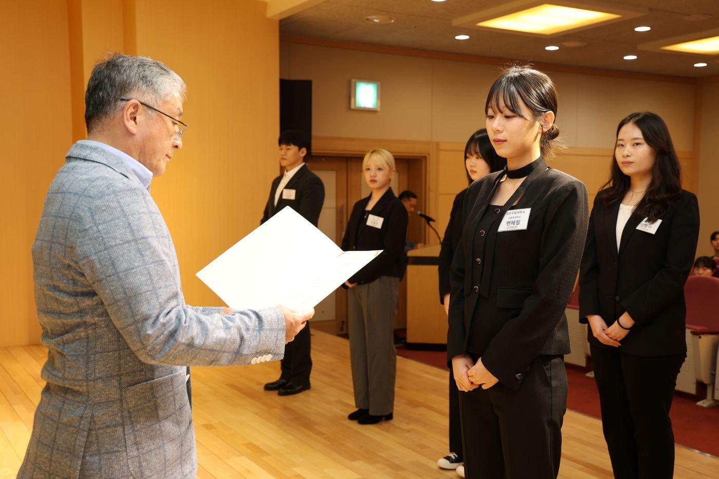 오뚜기센터에서 열린 &#39;제29회 오뚜기함태호재단 장학증서 수여식&#39;에서 &#40;왼쪽&#41;함영준 오뚜기함태호재단 이사장이 학생들에게 장학증서를 전달했다.&#40;오뚜기 제공&#41;