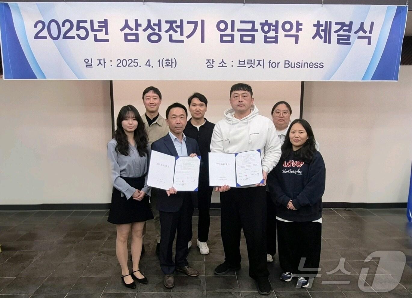 본문 이미지 - 삼성전기 박봉수 피플팀장(앞줄 왼쪽 두 번째)와 신훈식 존중노동조합지부장(앞줄 왼쪽 세 번째)가 기념사진을 촬영하고 있다.(삼성전기 제공)