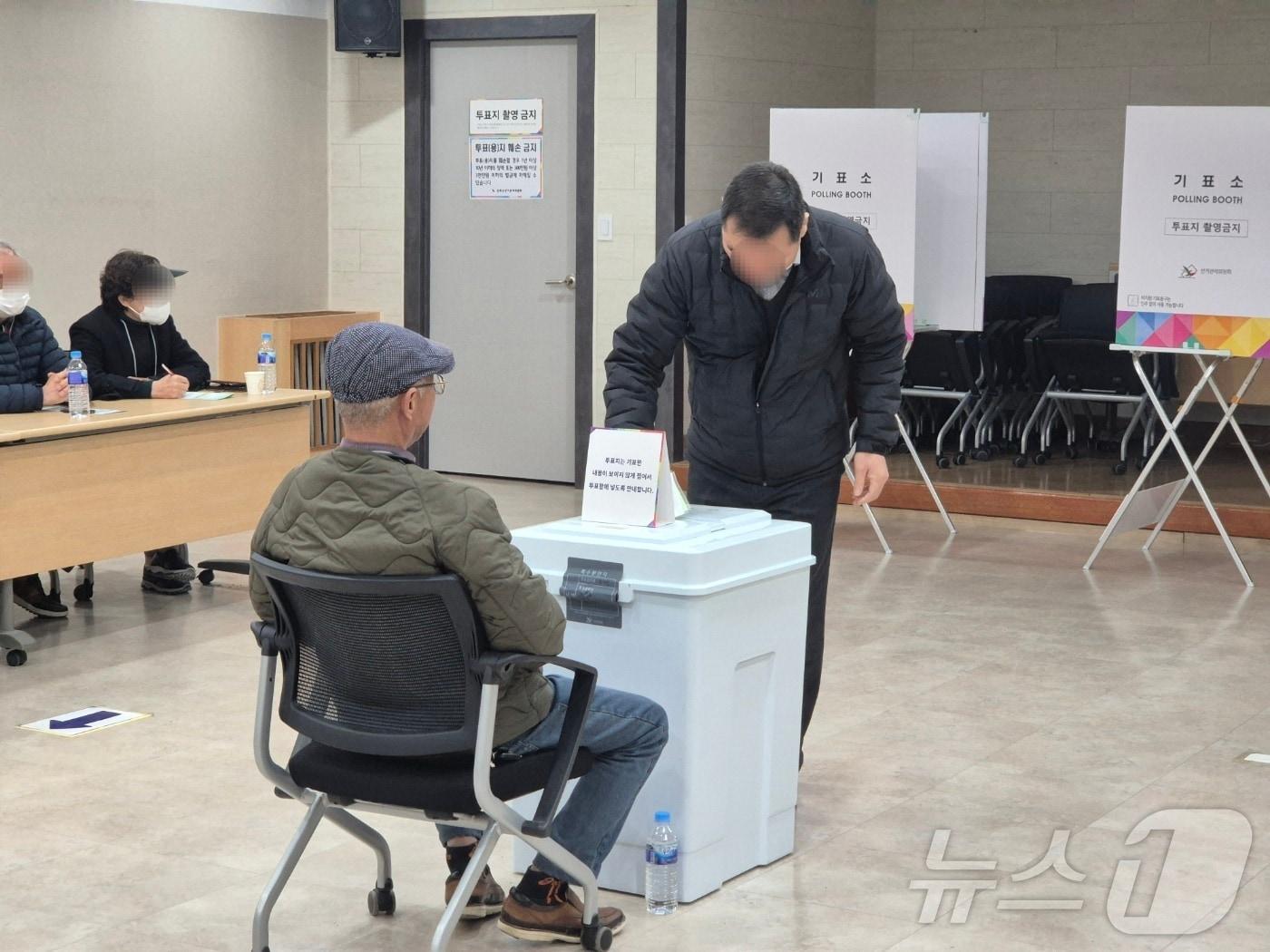 본문 이미지 - 2일 오전 인천 강화군 보궐선거 본투표를 하고 있는 유권 ⓒ News1 이시명 기자