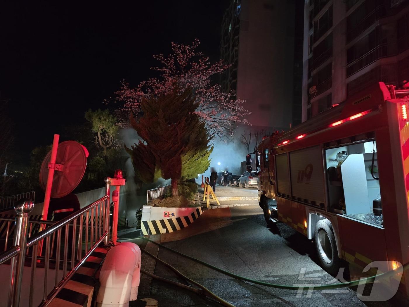 본문 이미지 - 2일 오전 부산 해운대구 재송동 아파트 주차장 차량 화재 현장.(해운대경찰서 제공. 재판매 및 DB 금지)