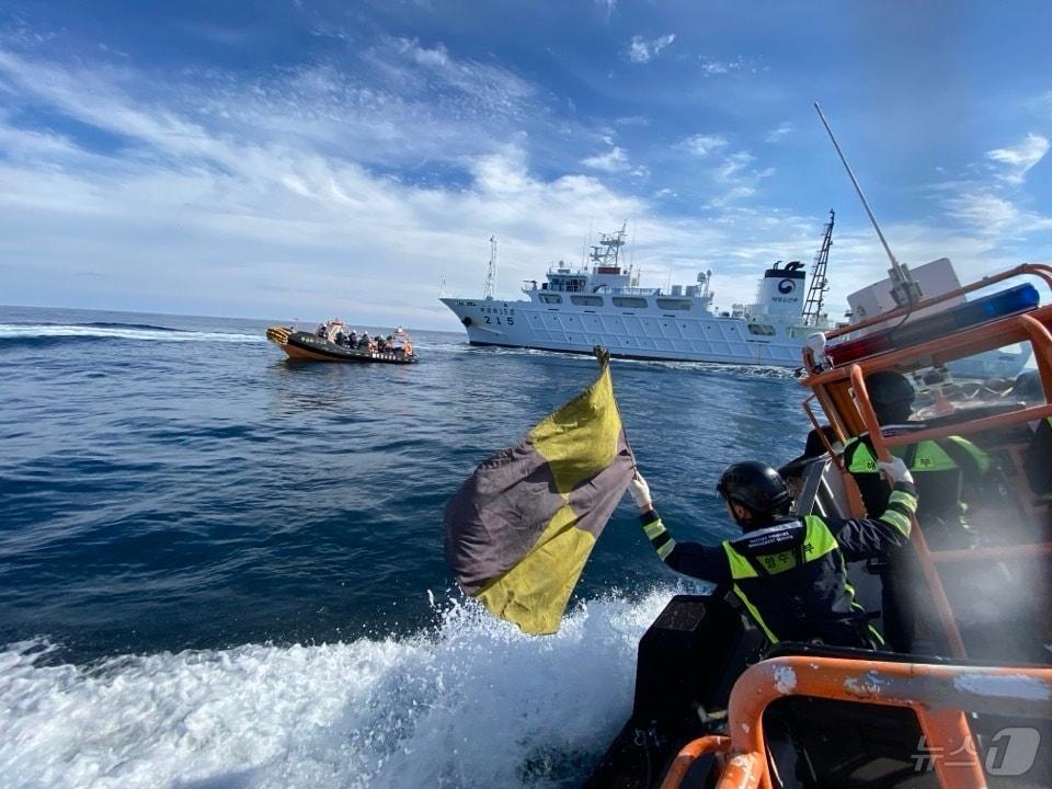 본문 이미지 - 중국어선 불법어업 단속(해양수산부 제공)