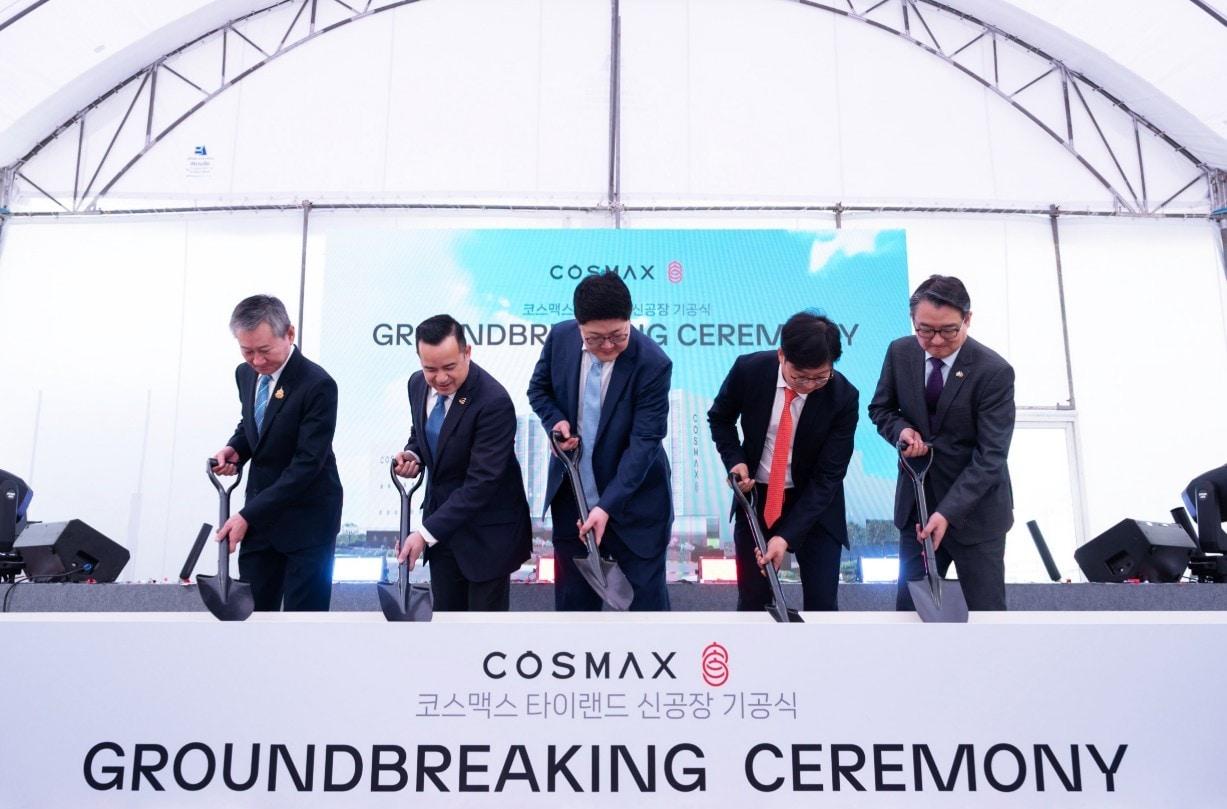 본문 이미지 - 지난 3월 27일 태국 방플리에서 열린 코스맥스타일랜드 신공장 기공식에서 (왼쪽부터)쁘라팁 나티타위왓 사뭇쁘라깐주 부지사, 쑤티켓 탓피탁꾼 태국투자청 부청장, 이병만 코스맥스 대표이사, 강민구 코스맥스타일랜드 법인장, 박용민 주태국대한민국대사관 대사가 첫 삽을 뜨고 있다. (코스맥스 제공)