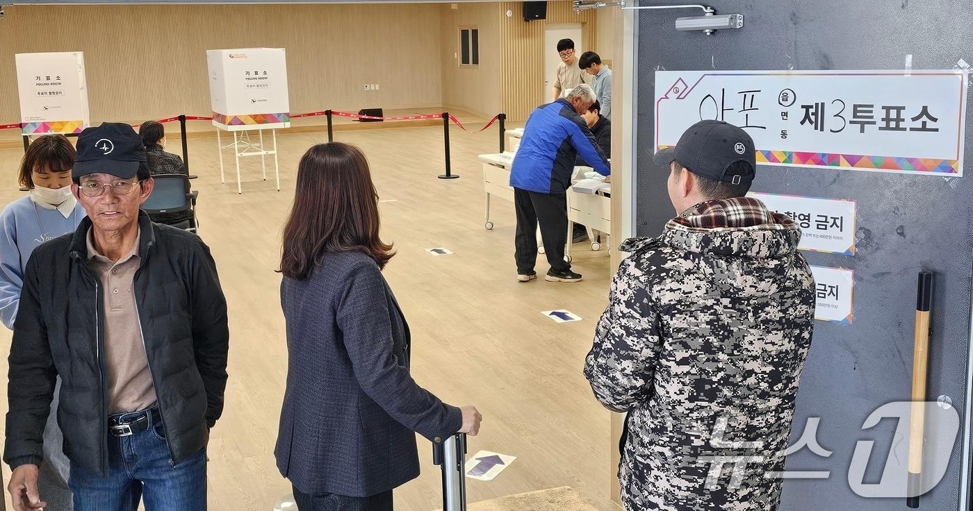 김천시장 재선거 투표일인 2일 오전 시민들이 아포읍 제3투표소서 투표를 하고 있다. 2025.4.2/뉴스1 ⓒ News1 정우용 기자