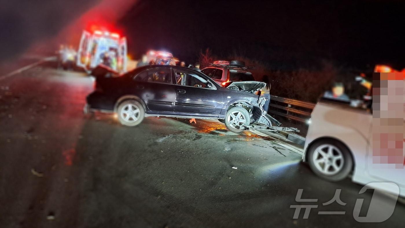 1일 오후 부산 남해고속도로 3중 추돌 사고 현장.(부산경찰청 제공. 재판매 및 DB 금지)
