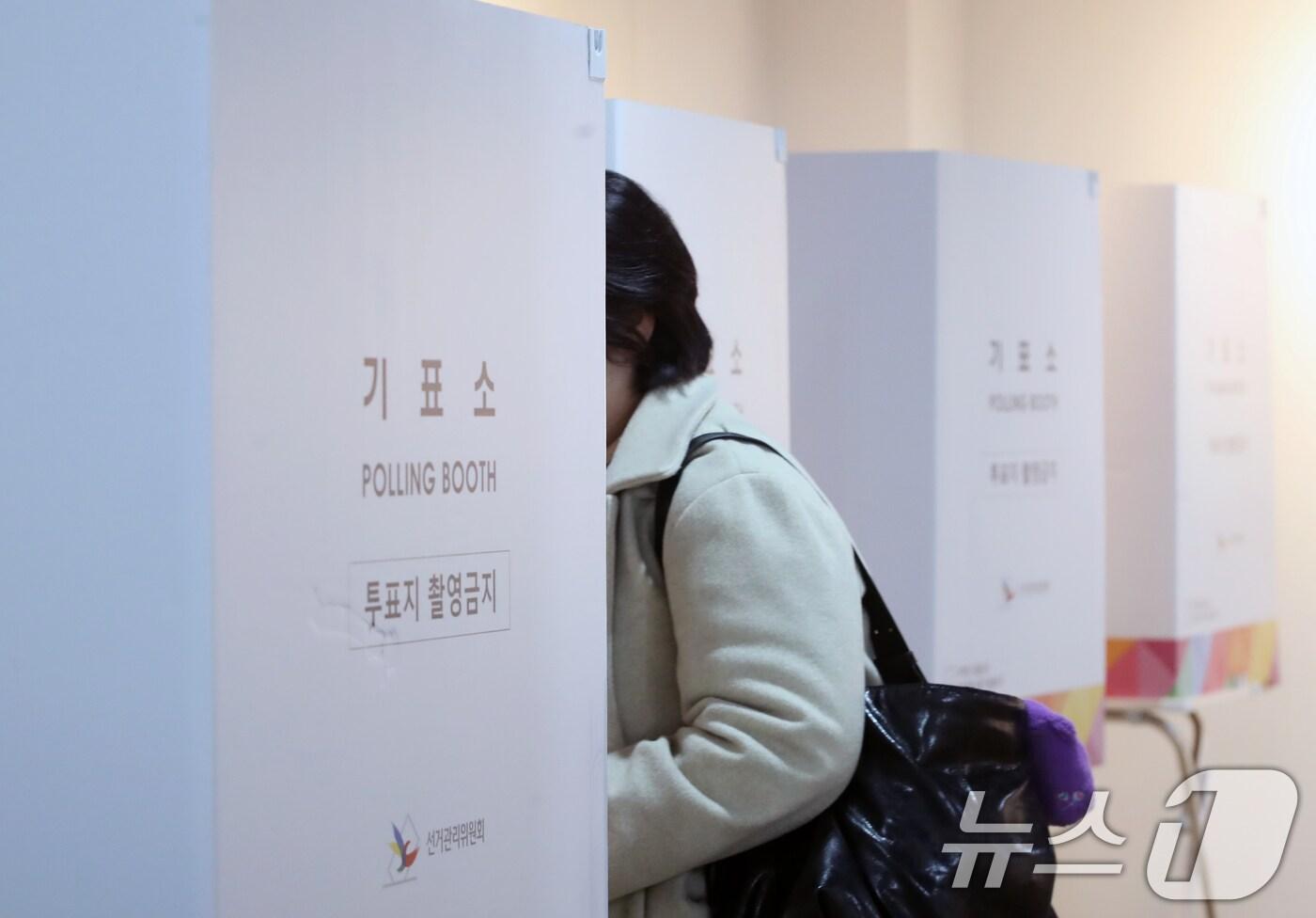 4·2 부산시교육감 재선거일인 2일 오전 부산 수영구생활문화센터에 마련된 광안제2동 제2투표소가 한산한 모습을 보이는 가운데 유권자가 투표를 하고 있다. 2025.4.2/뉴스1 ⓒ News1 윤일지 기자