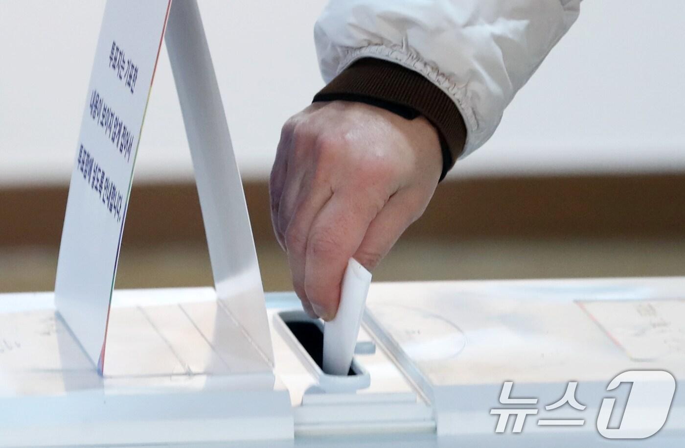 4·2 부산시교육감 재선거일인 2일 오전 부산 수영구생활문화센터에 마련된 광안제2동 제2투표소가 한산한 모습을 보이는 가운데 유권자가 투표를 하고 있다. 2025.4.2/뉴스1 ⓒ News1 윤일지 기자