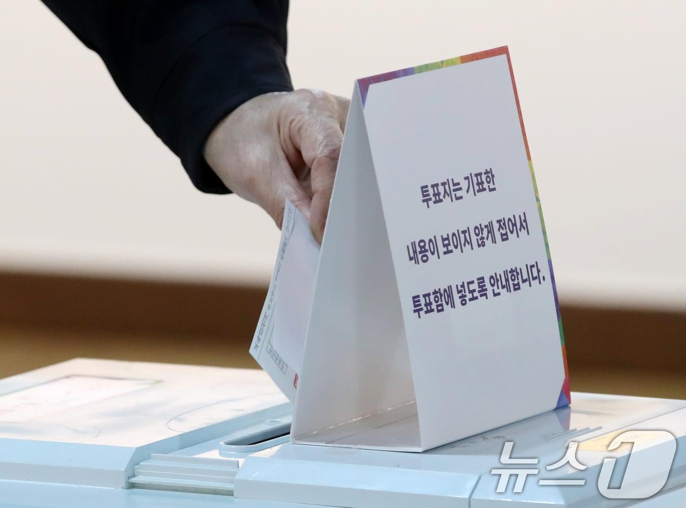 본문 이미지 - 4·2 부산시교육감 재선거일인 2일 오전 부산 수영구생활문화센터에 마련된 광안제2동 제2투표소가 한산한 모습을 보이는 가운데 유권자가 투표를 하고 있다. 2025.4.2/뉴스1 ⓒ News1 윤일지 기자