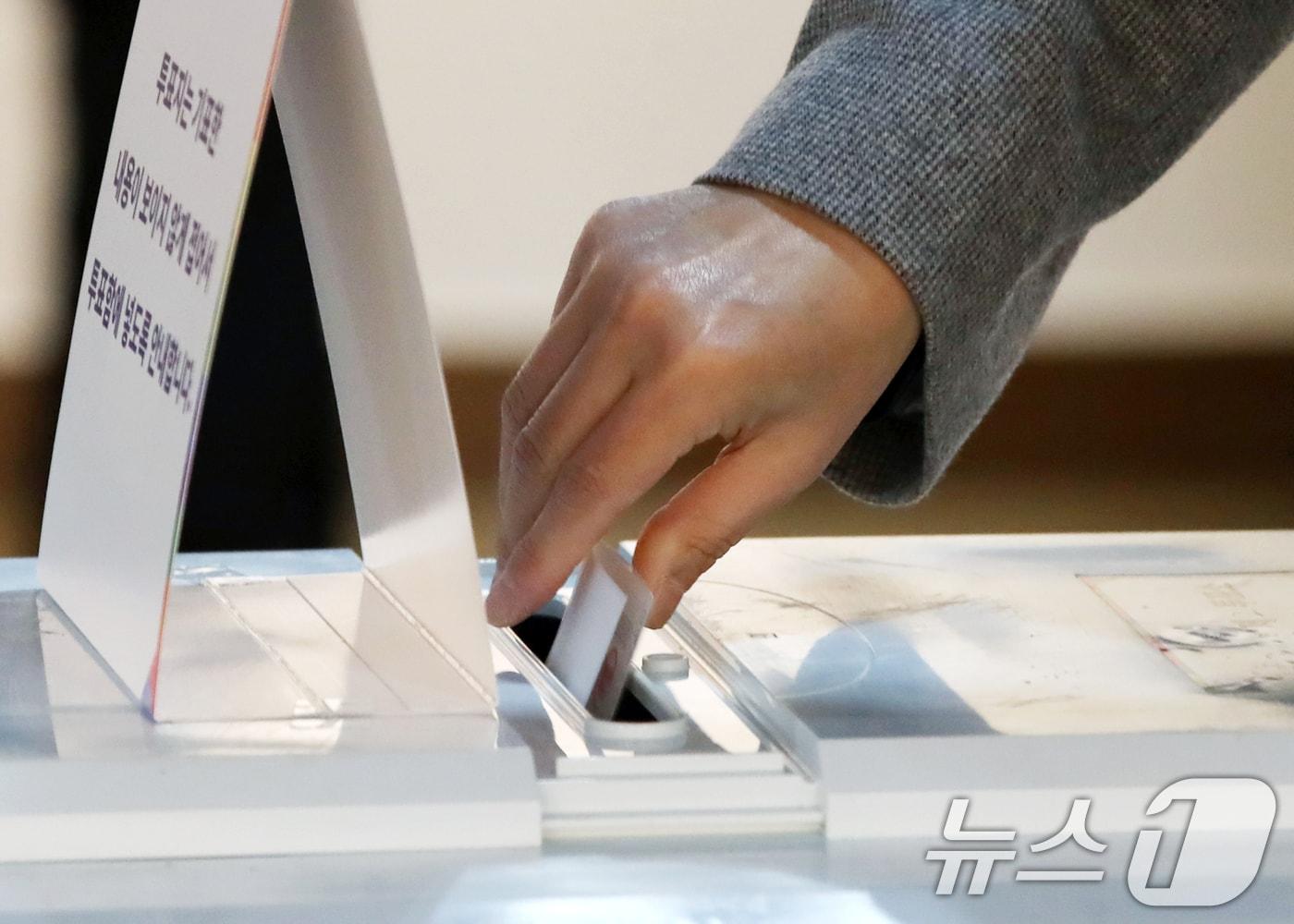 본문 이미지 - 4·2 부산시교육감 재선거일인 2일 오전 부산 수영구생활문화센터에 마련된 광안제2동 제2투표소가 한산한 모습을 보이는 가운데 유권자가 투표를 하고 있다. 2025.4.2/뉴스1 ⓒ News1 윤일지 기자