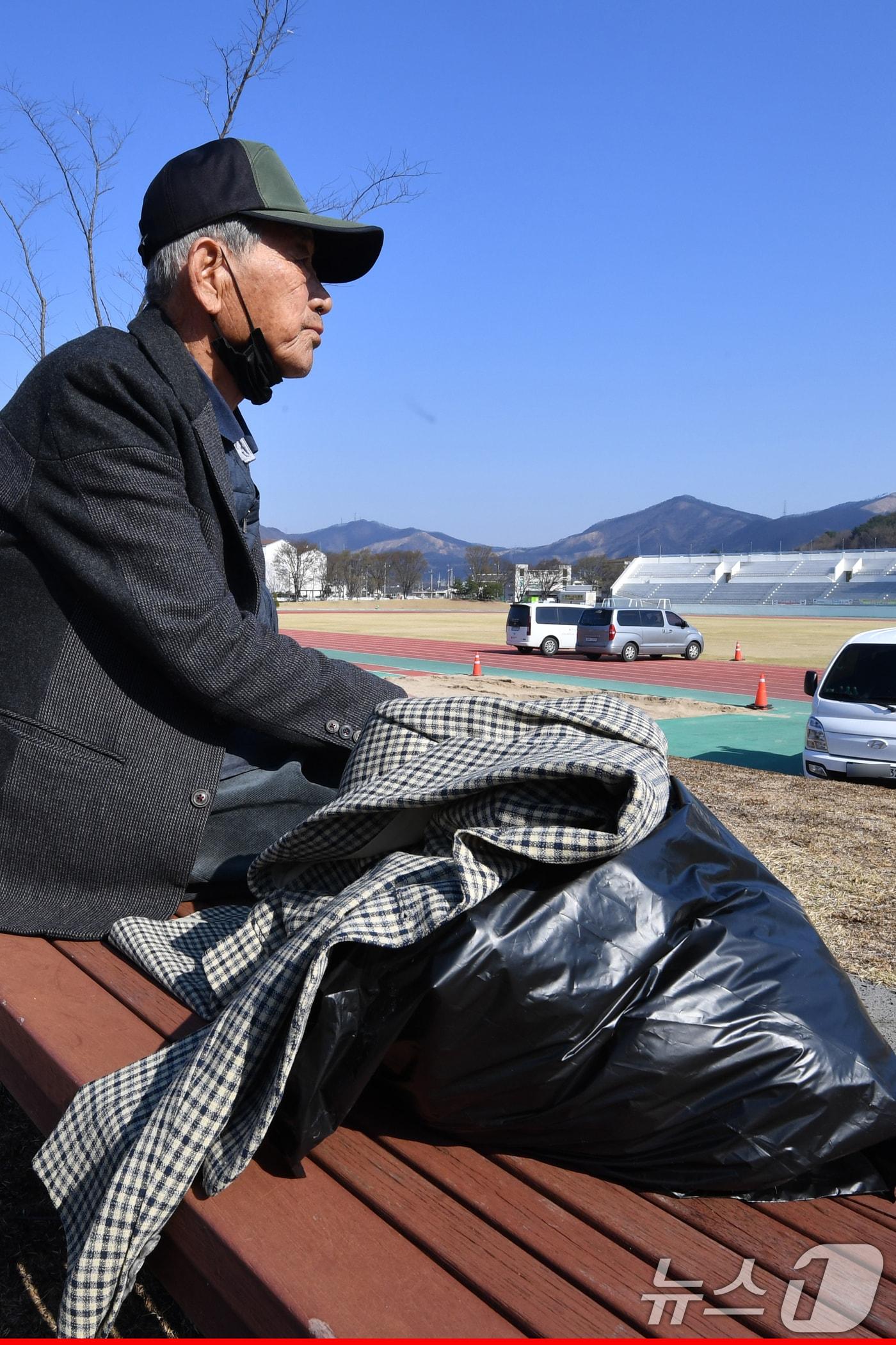 본문 이미지 - 2일 경북 영덕군 산불피해 이재민 대피소가 있는 영덕국민체육센터 앞에서 지품면 이재민인 80대 A 씨가 화마가 지나간 먼 산을 바라보고 있다. 2025.4.2/뉴스1 ⓒ News1 최창호 기자