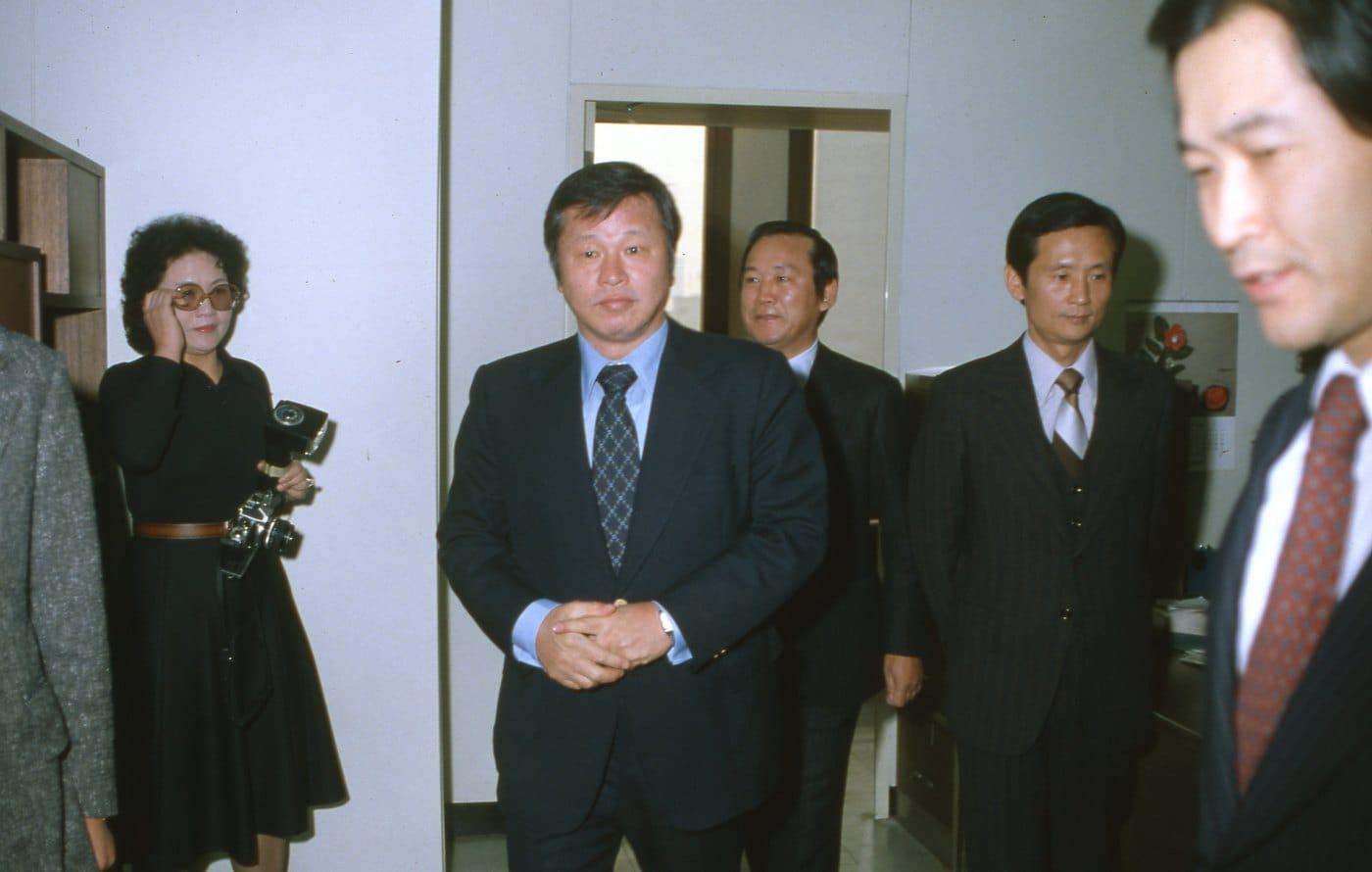 1980년 12월 최종현 SK 선대회장이 유공(現 SK이노베이션) 인수 후 첫 출근하여, 사무실에서 직원들과 인사를 나누고 있다.(SK 제공)