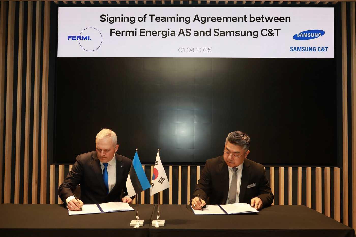  김정은 삼성물산 건설부문 원전영업팀장(오른쪽)과 칼레브 칼레멧 페르미 에네르기아 최고경영자(CEO)가 소형모듈원전(SMR) 개발 협력을 위한 업무협약서에 서명하고 있다. /삼성물산 제공