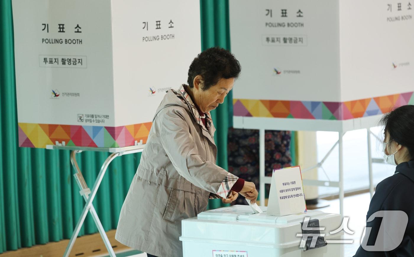 4·2 재·보궐 선거 본투표날인 2일 전남 담양군 대전면 한빛고등학교에 마련된 투표소에서 유권자들이 투표를 하고 있다. ⓒ News1 김태성 기자