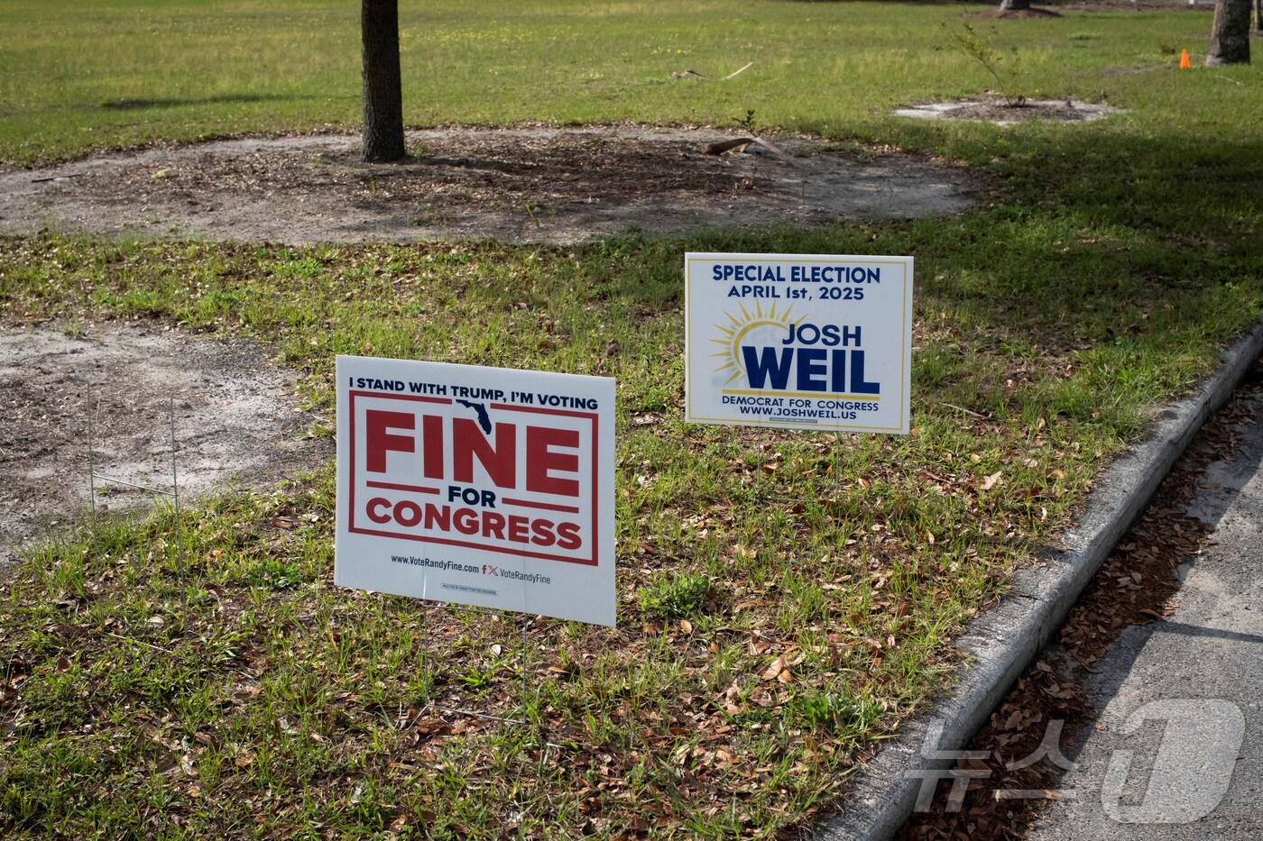 1일&#40;현지시간&#41; 미국 플로리다주의 제6선거구인 펄랫카의 한 투표소 밖에 하원의원 보궐선거에 출마한 공화당의 랜디 파인 후보와 민주당의 조시 웨일 후보의 홍보물이 놓여진 모습. 2025.04.01 ⓒ 로이터=뉴스1 ⓒ News1 김지완 기자