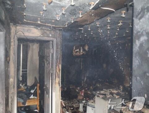 본문 이미지 - 2일 오전 1시 29분쯤 인천시 연수구 옥련동 한 17층짜리 아파트 3층 자택에서 불이 났다.(인천소방본부 제공. 재판매 및 DB금지)2025.4.2/뉴스1