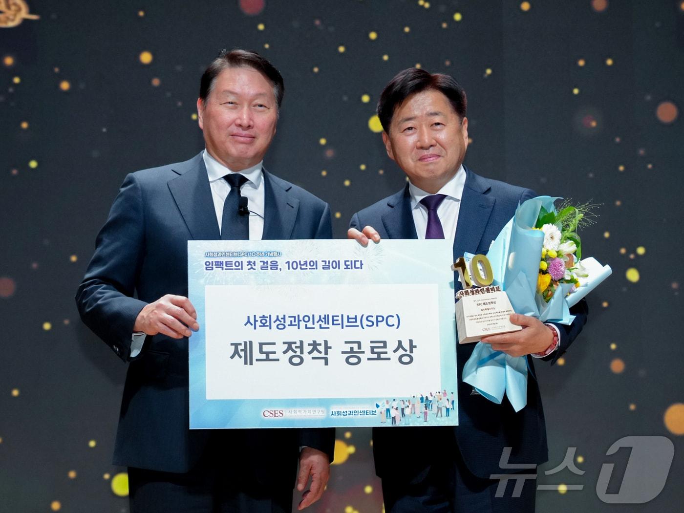 본문 이미지 - 1일 서울 대한상공회의소에서 열린 ‘SK 사회성과인센티브(SPC) 10주년 기념행사’에서 오영훈 제주지사가 ‘제도정착상’을 수상한 뒤 최태원 SK그룹 회장과 기념촬영을 하고 있다(제주도 제공.재판매 및 DB금지)/뉴스1
