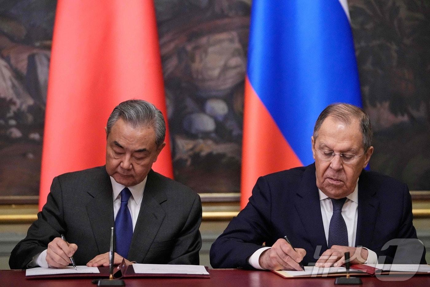본문 이미지 - 세르게이 라브로프 러시아 외무장관(오른쪽)과 왕이 중국 외교부장(왼쪽). ⓒ AFP=뉴스1