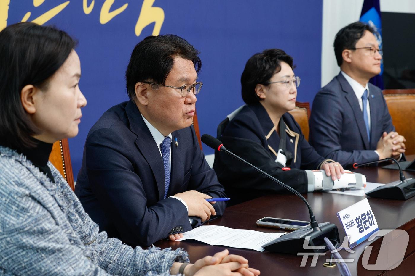 황운하 조국혁신당 원내대표가 2일 오전 서울 여의도 국회에서 열린 최고위원회의-탄핵을 넘어 더 탄탄한 대한민국으로 위원회&#40;탄탄대로&#41; 연석회의에 참석해 모두 발언하고 있다. 2025.4.2/뉴스1 ⓒ News1 안은나 기자