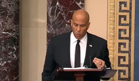 본문 이미지 - 24시간 넘게 연설중인 코리 부커 미국 상원의원 (사진=부커 의원 유튜브 영상 갈무리)