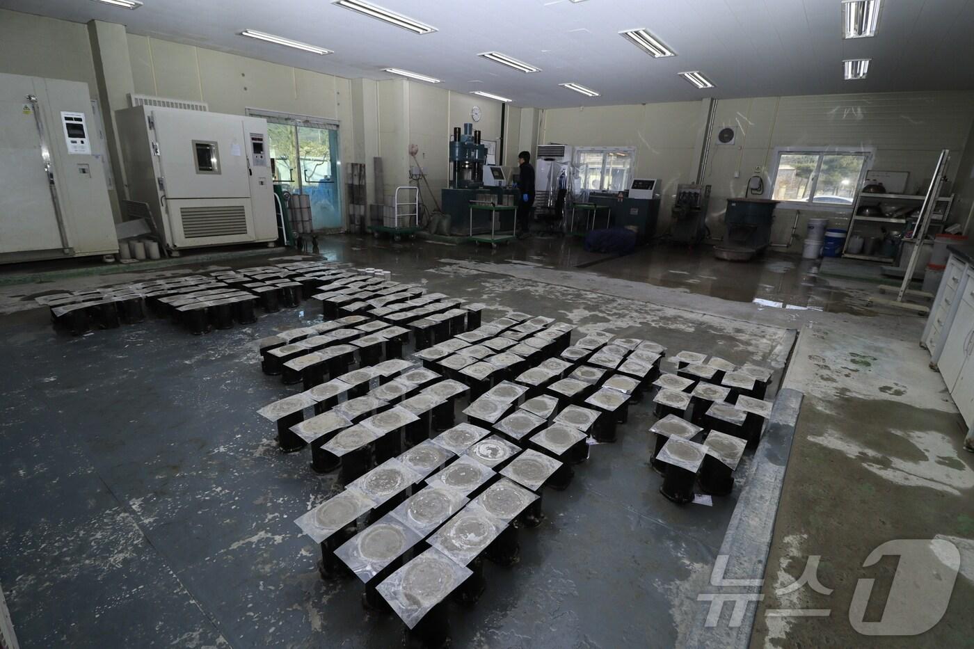 경기도 고양시에 위치한 유진기업 기술연구소에서 콘크리트시험체 캡핑 작업을 진행하는 모습(유진그룹 제공)