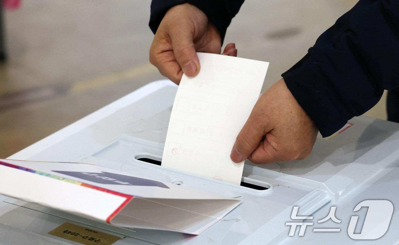 구로구청장 보궐선거일인 2일 서울 구로구 갤러리구루지에 마련된 구로제5동 제3투표소에서 유권자가 투표를 하고 있다. 2025.4.2/뉴스1 ⓒ News1 박세연 기자