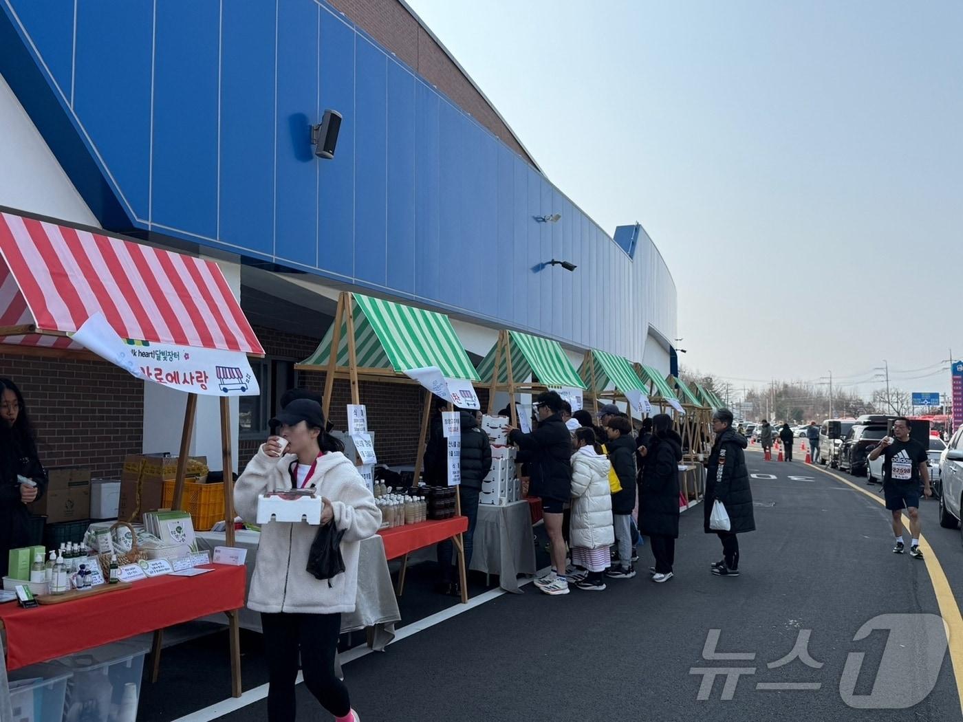 본문 이미지 -  정읍시가 시민들과 사회적경제기업을 잇는 ‘사회적경제기업 장터’를 벚꽃축제 기간인 5일 정읍천변 달하다리에서 개최한다. 정읍 사회적기업 행사 모습(정읍시 제공. 재판매 및 DB금지)