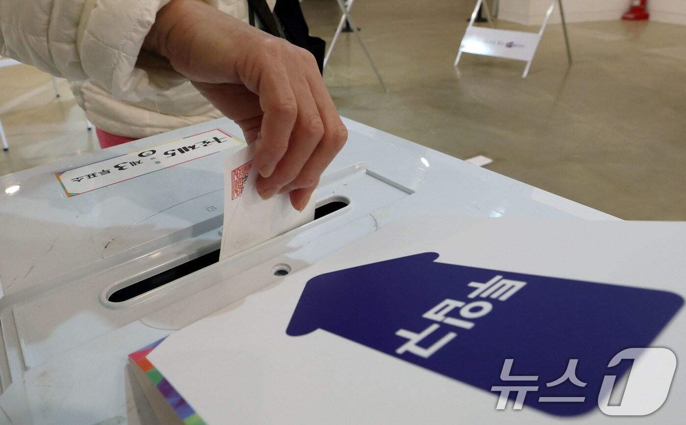 구로구청장 보궐선거일인 2일 서울 구로구 갤러리구루지에 마련된 구로제5동 제3투표소에서 유권자가 투표를 하고 있다. 2025.4.2/뉴스1 ⓒ News1 박세연 기자