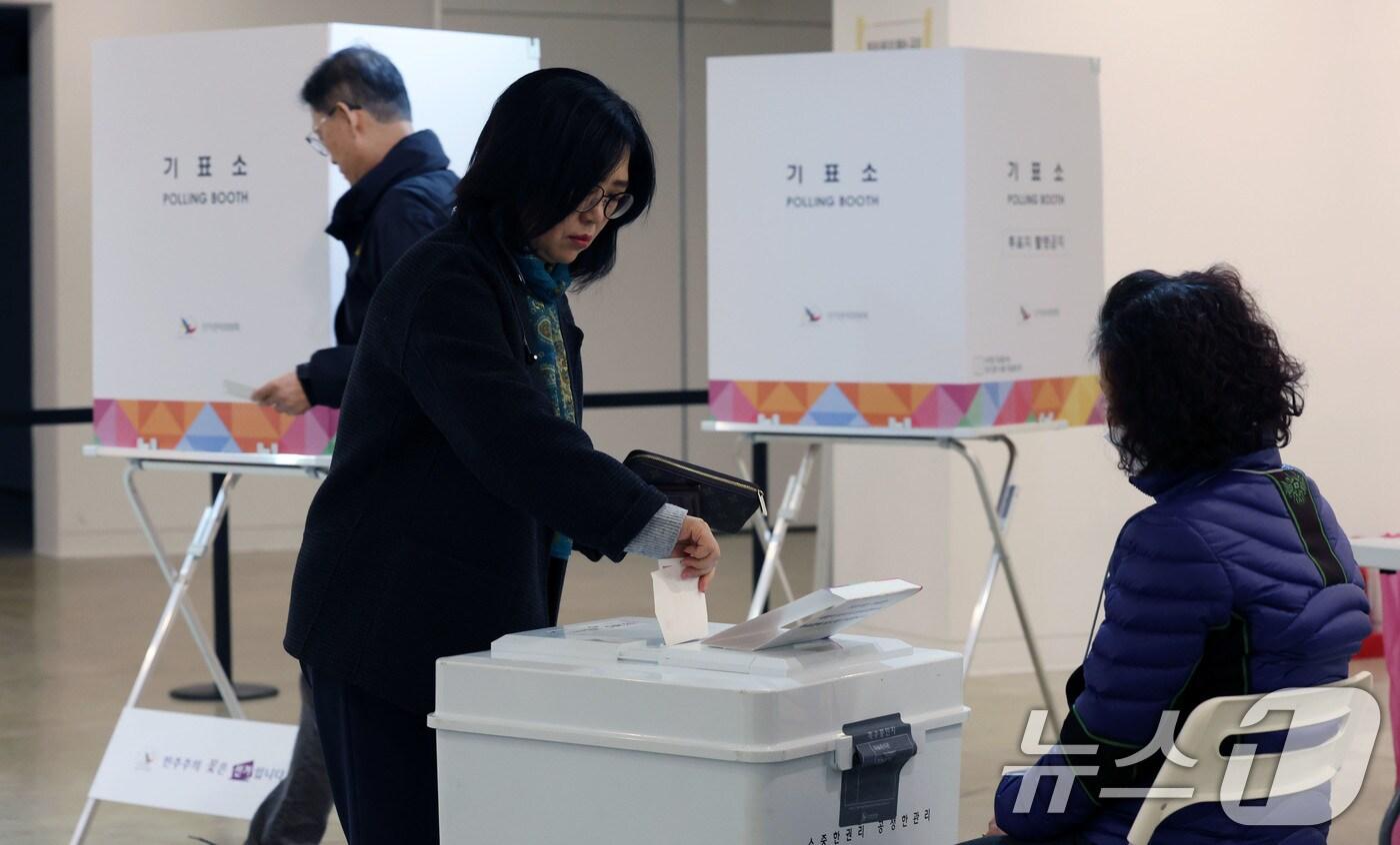 구로구청장 보궐선거일인 2일 서울 구로구 갤러리구루지에 마련된 구로제5동 제3투표소에서 유권자가 투표를 하고 있다. 2025.4.2/뉴스1 ⓒ News1 박세연 기자