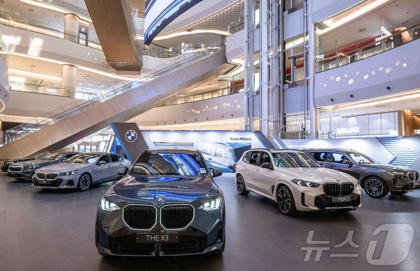 코오롱모터스가 1일부터 13일까지 서울 잠실 롯데월드몰 1층 아트리움 광장에서 운영하는 'BMW 아이코닉 라운지'의 모습(코오롱모터스 제공). 2025.04.02.