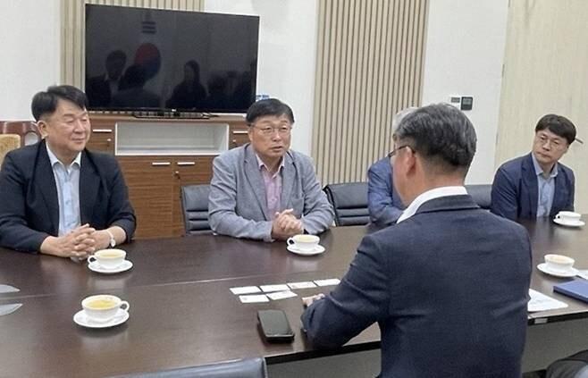 본문 이미지 - 지난해 10월 라오스를 방문한 이승원 세종시 경제부시장(왼쪽 두번째) 등 대표단이 주라오스 대사와 대화를 나누고 있다. 자료사진. (세종시 제공. 재판매 및 DB금지) / 뉴스1