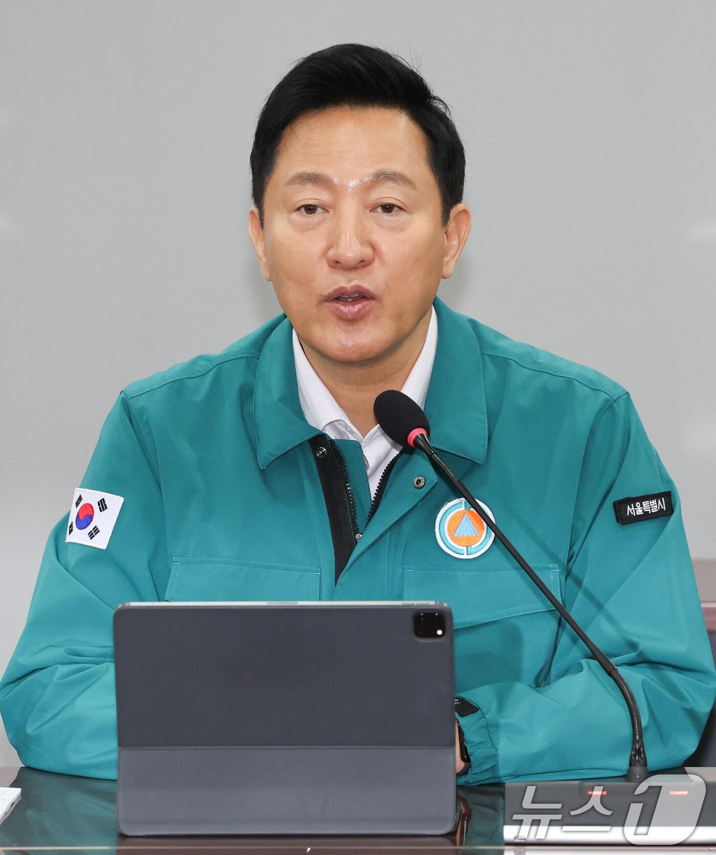 본문 이미지 - 오세훈 서울시장이 2일 서울시청에서 열린 대통령 탄핵심판 선고 집회 대비 회의에서 모두발언을 하고 있다. 2025.4.2/뉴스1 ⓒ News1 허경 기자