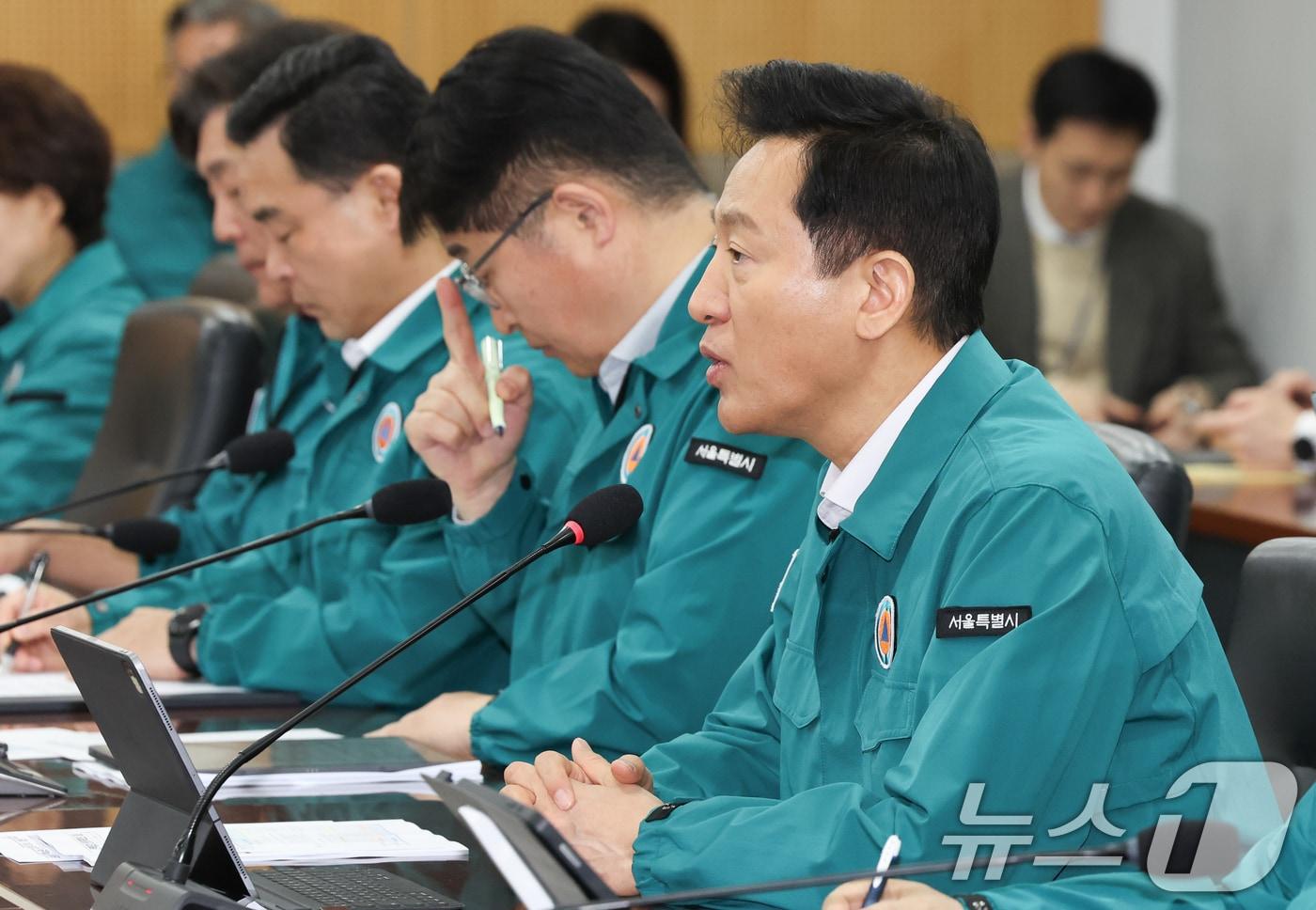 본문 이미지 - 오세훈 서울시장이 2일 서울시청에서 열린 대통령 탄핵심판 선고 집회 대비 회의에서 모두발언을 하고 있다. 2025.4.2/뉴스1 ⓒ News1 허경 기자