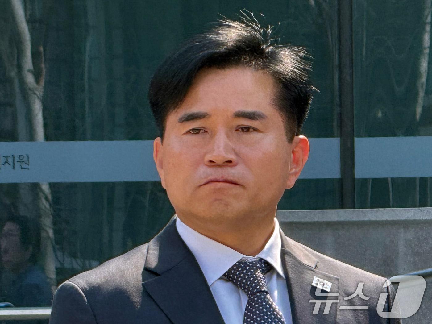 본문 이미지 - 이병진 더불어민주당 의원이 2일 경기 평택시 수원지법 평택지원에서 열린 공직선거법 위반 등 혐의 사건 1심 선고공판에서 당선무효형을 선고받고 취재진 질문을 받고 있다. 2025.4.2/뉴스1 ⓒ News1 김기현 기자