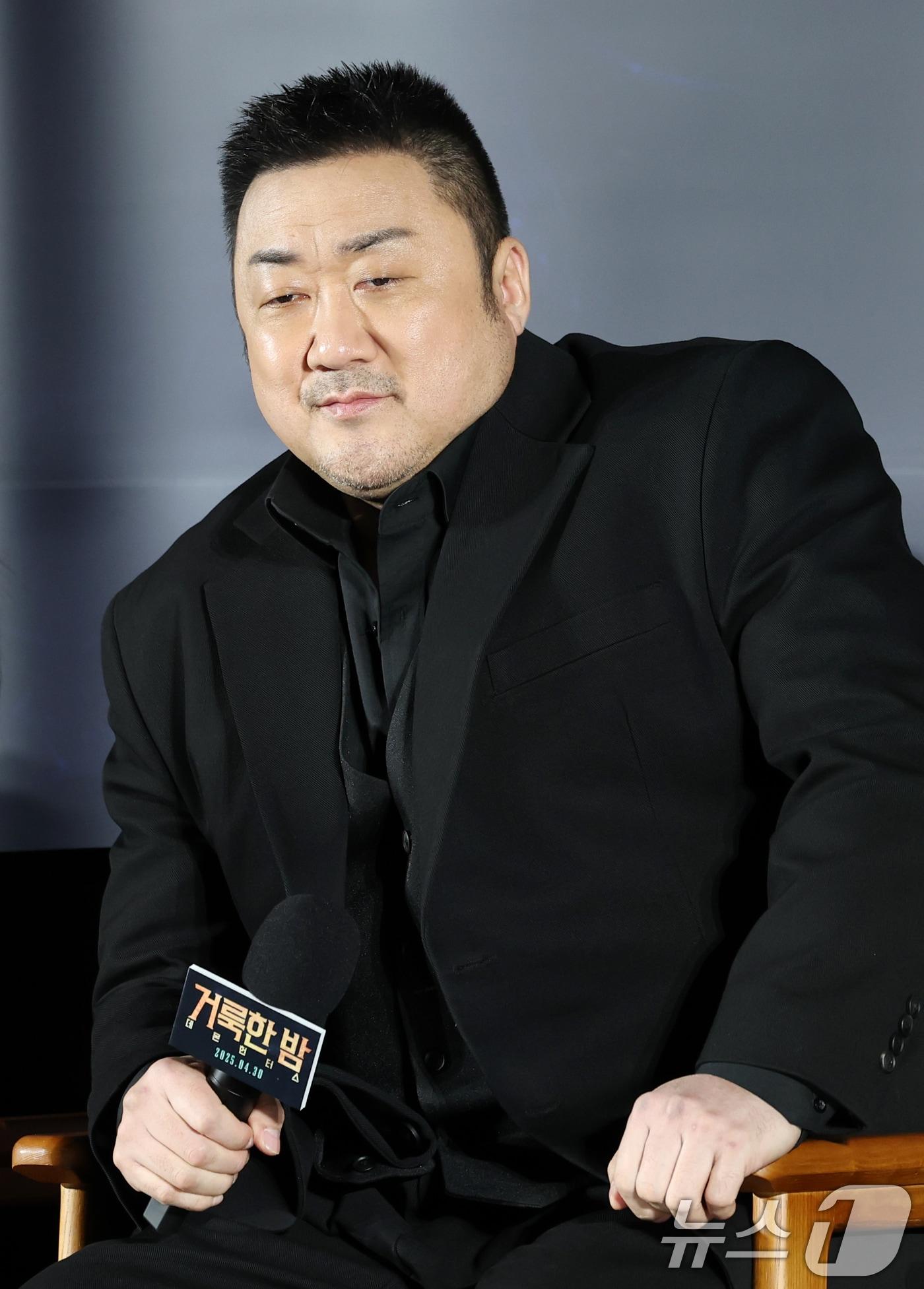 본문 이미지 - 배우 마동석이 2일 서울 광진구 롯데시네마 건대입구에서 열린 영화 '거룩한 밤: 데몬 헌터스’(감독 임대희) 제작보고회에 참석하고 있다. '거룩한 밤: 데몬 헌터스'는 악을 숭배하는 집단에 의해 혼란에 빠진 도시, 특별한 능력을 가진 어둠의 해결사 ‘거룩한 밤’ 팀 바우(마동석 분), 샤론(서현 분), 김군(이다윗 준)이 악의 무리를 처단하는 오컬트 액션 영화다. 2025.4.2/뉴스1 ⓒ News1 권현진 기자