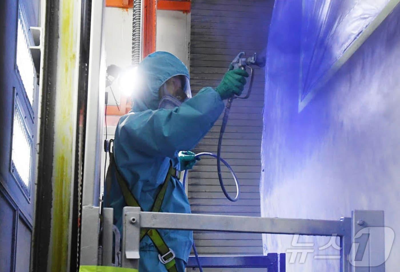 코레일 관계자가  KTX 열차에 도색작업을 하고 있다. (코레일 제공. 재판매 및 DB금지) /뉴스1