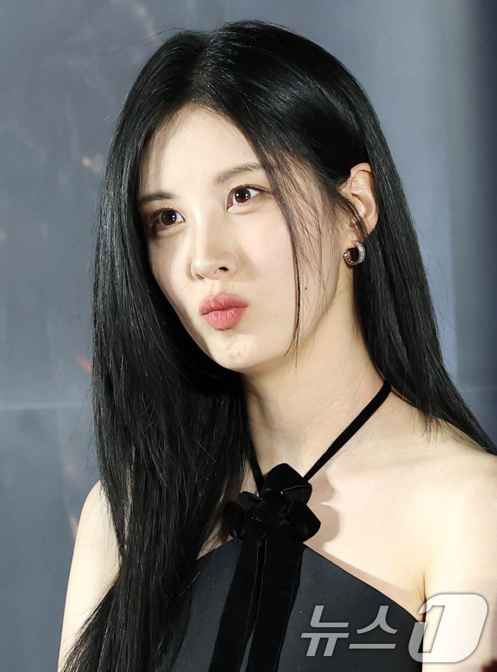 본문 이미지 - 소녀시대 서현(본명 서주현)이 2일 서울 광진구 롯데시네마 건대입구에서 열린 영화 '거룩한 밤: 데몬 헌터스’(감독 임대희) 제작보고회에 참석해 매력을 발산하고 있다. '거룩한 밤: 데몬 헌터스'는 악을 숭배하는 집단에 의해 혼란에 빠진 도시, 특별한 능력을 가진 어둠의 해결사 ‘거룩한 밤’ 팀 바우(마동석 분), 샤론(서현 분), 김군(이다윗 준)이 악의 무리를 처단하는 오컬트 액션 영화다 2025.4.2/뉴스1 ⓒ News1 권현진 기자