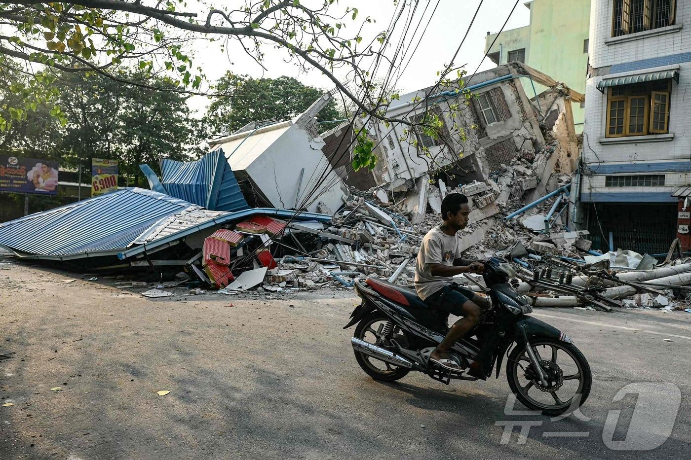 1일&#40;현지시간&#41; 규모 7.7의 강진이 휩쓸고 간 미얀마 만달레이에서 폭삭 무너진 건물이 보인다. 2025.04.02 ⓒ AFP=뉴스1 ⓒ News1 우동명 기자