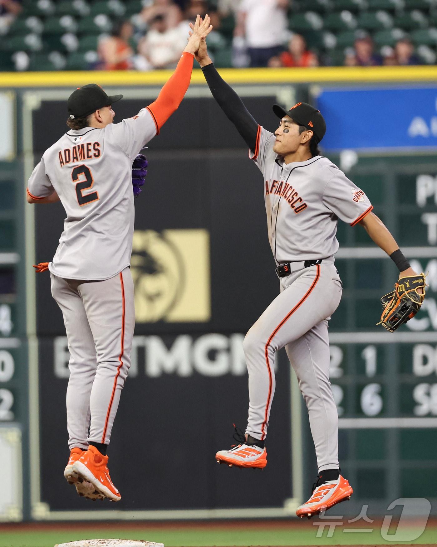 본문 이미지 - 샌프란시스코 자이언츠 외야수 이정후(오른쪽)가 윌리 아다메스와 하이파이브를 하고 있다. ⓒ 로이터=뉴스1