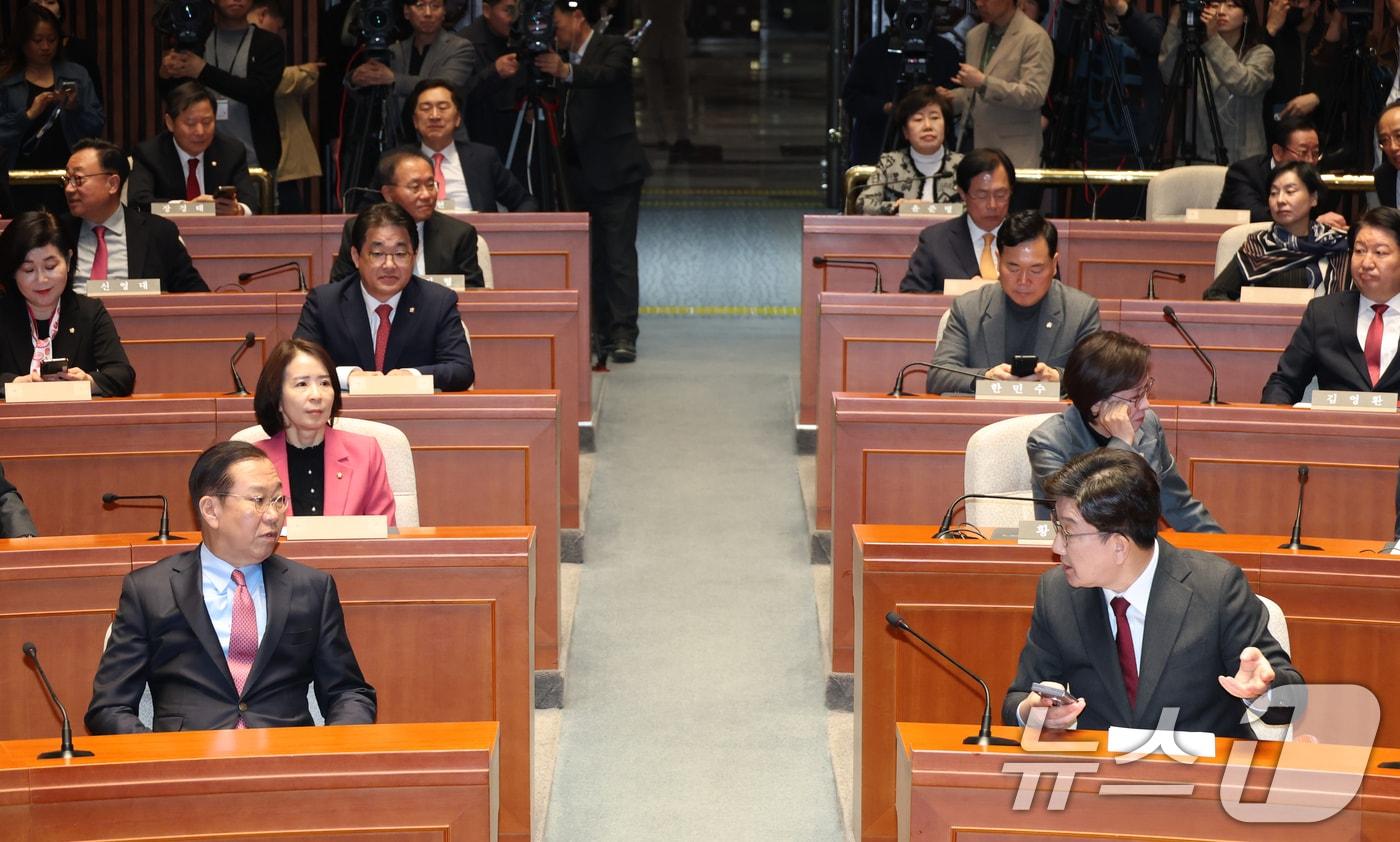 권영세 국민의힘 비상대책위원장과 권성동 원내대표가 2일 오전 서울 여의도 국회에서 열린 의원총회에서 대화하고 있다. ⓒ News1 이광호 기자