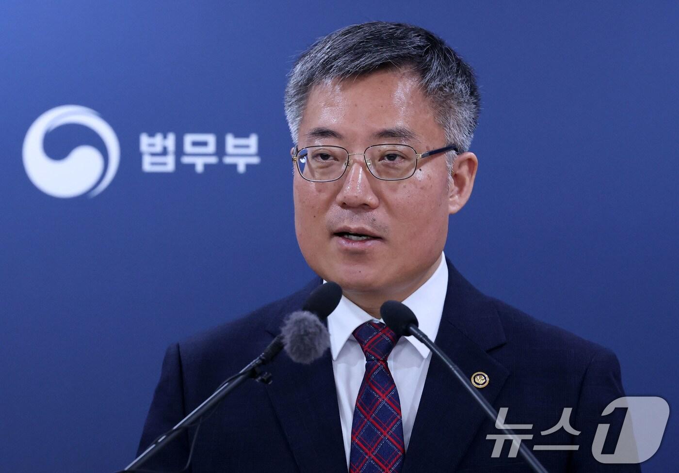 김석우 법무부 장관 직무대행이 2일 경기도 과천 법무부에서 신 출입국·이민정책 후속 조치를 브리핑하고 있다. 김 직무대행은 이날부터 ‘광역형 비자제도’ 시범사업과 최우수인재 대상 ‘탑티어 비자’ 등 국가 경쟁력 강화와 지역 경제 활성화에 기여하는 수요자 맞춤형 비자 제도를 본격 시행한다고 밝혔다. 2025.4.2/뉴스1 ⓒ News1 박세연 기자